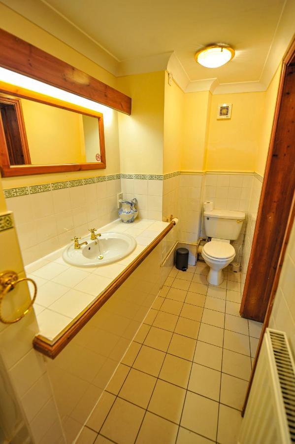 The Coachman Pub, Hartford, Room Only Hartford  Exterior photo